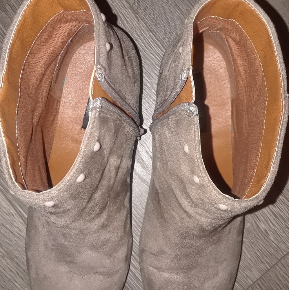 Shoes - Picture 3 of 3